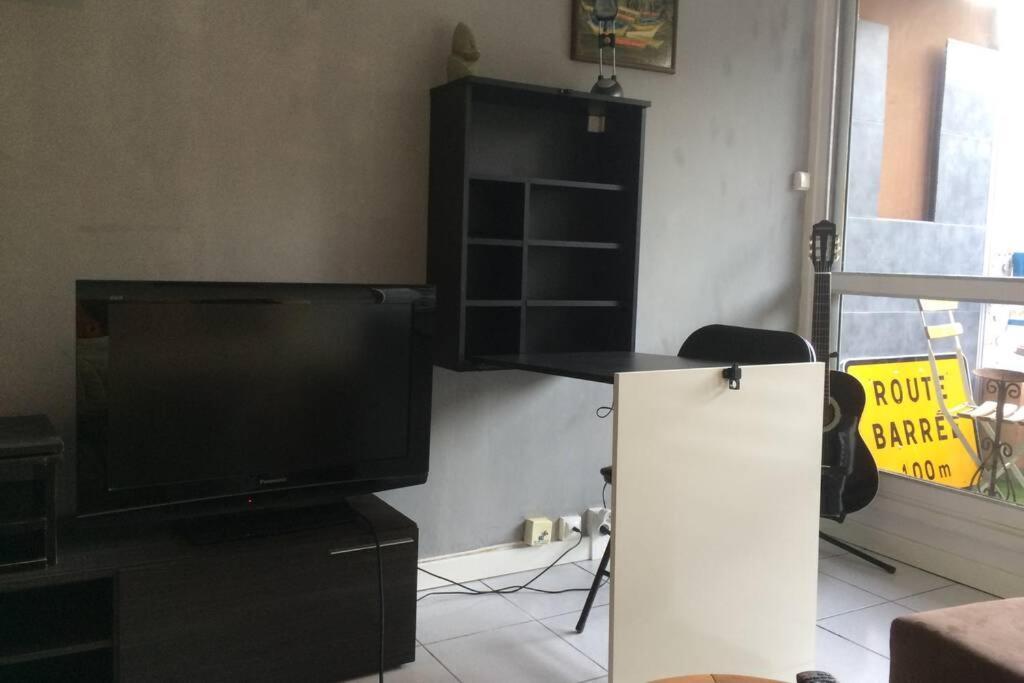 studio meublé ensoleillé fibre sfr box Nimes Exterior foto