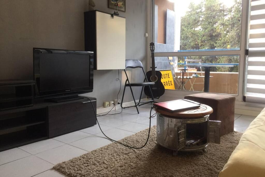 studio meublé ensoleillé fibre sfr box Nimes Exterior foto